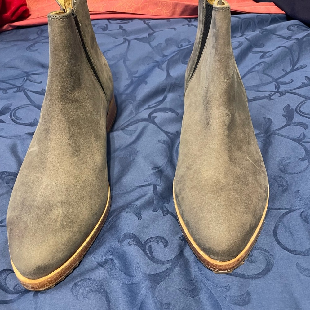 Nisolo everyday Chelsea boot. Gray, size 8